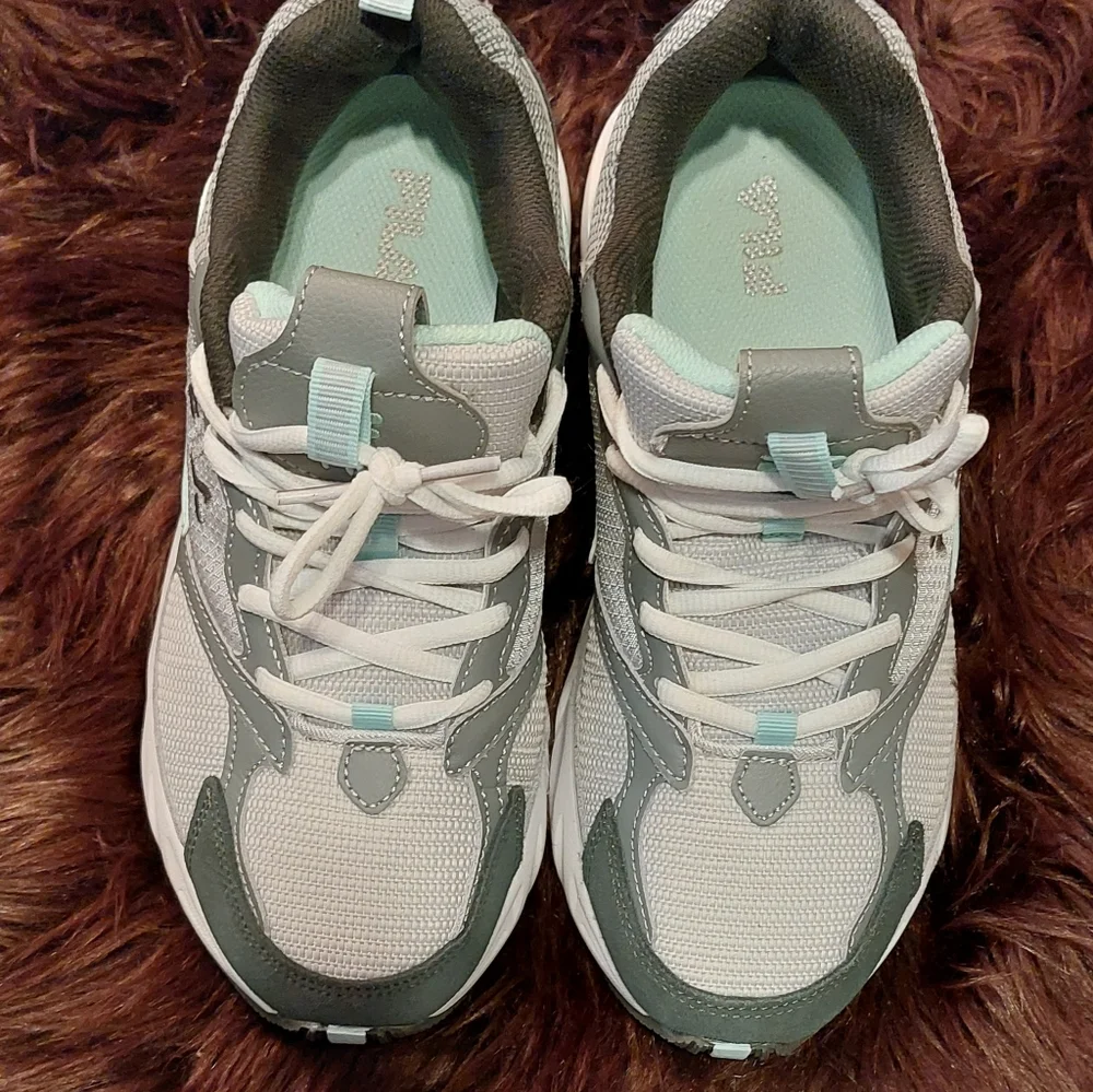 Women's 8.5 gray, white and mint Fila sneaker - Picture 5 of 6